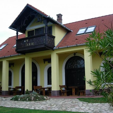 Nitt Pince Es Panzio Bed & Breakfast Kisharsany Luaran gambar